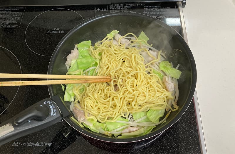 焼きそば麵炒める