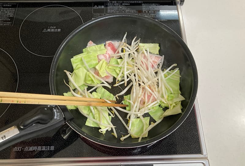 食材炒める