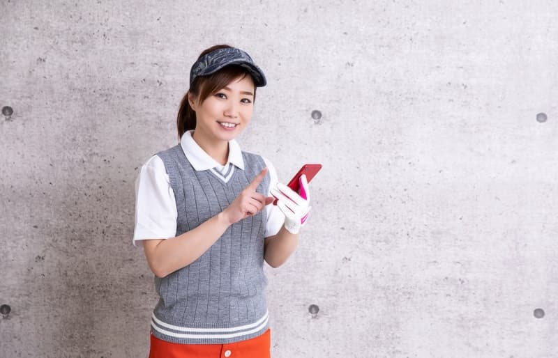 一人予約する女性