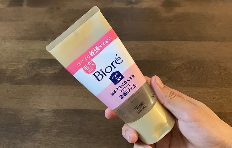ピンクの洗顔ジェルを手に持つ