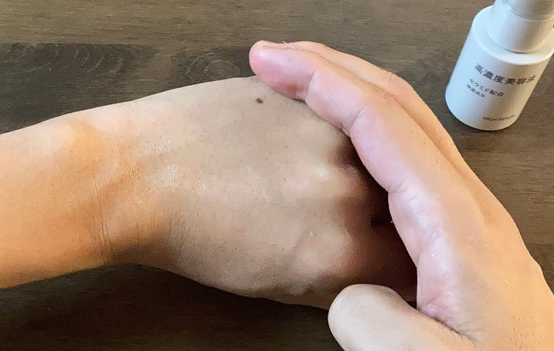 セラミド美容液なじませ