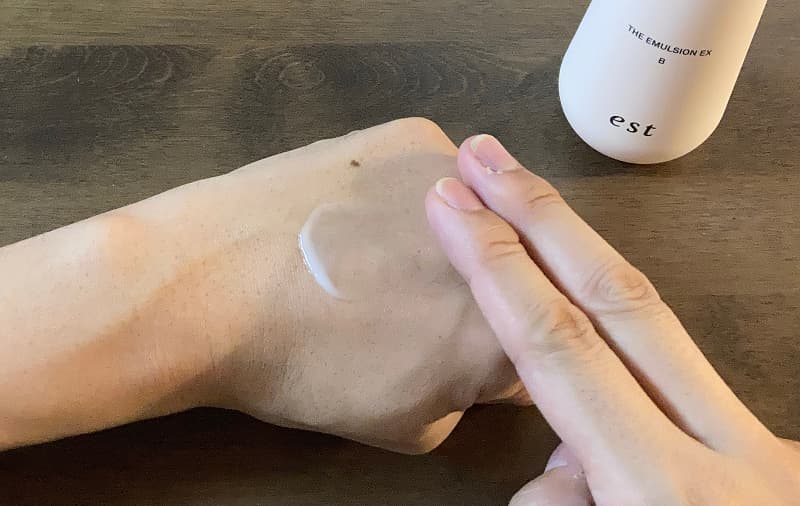 エストエマルジョンの塗り伸ばし