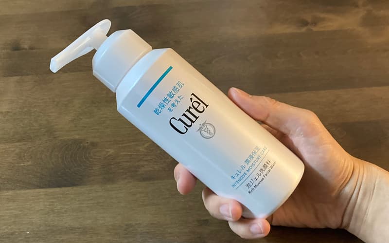 ジェル洗顔手に持つ