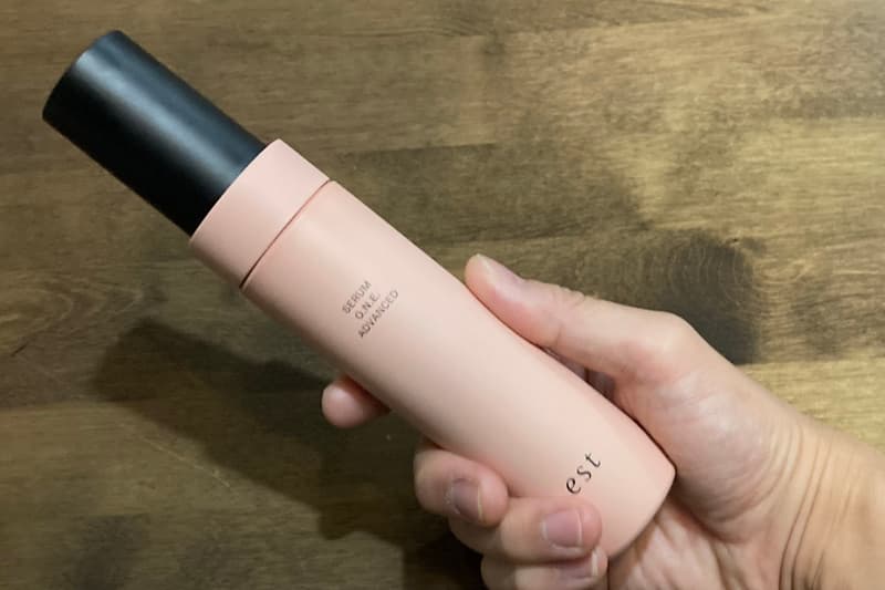 セラムワン手に持つ