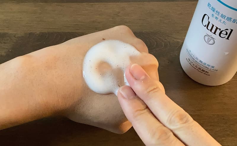 洗顔ジェル塗り伸ばしはじめ
