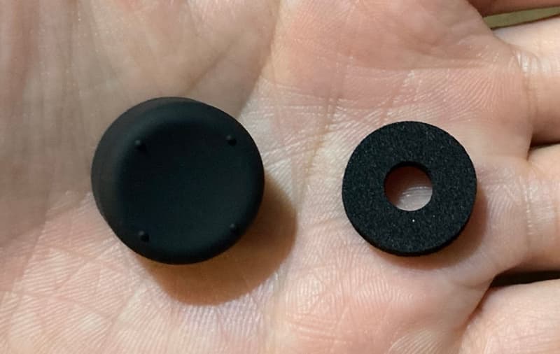 エイムリングとフリークを手に持つ