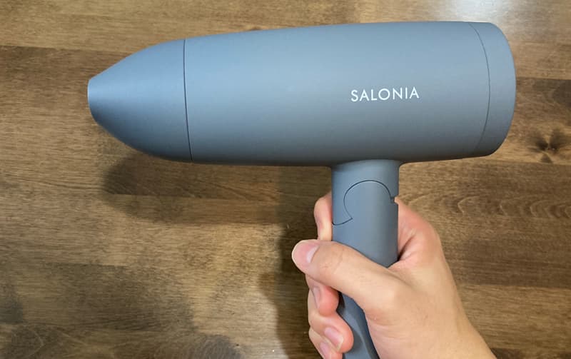 サロニアドライヤーを手に持つ