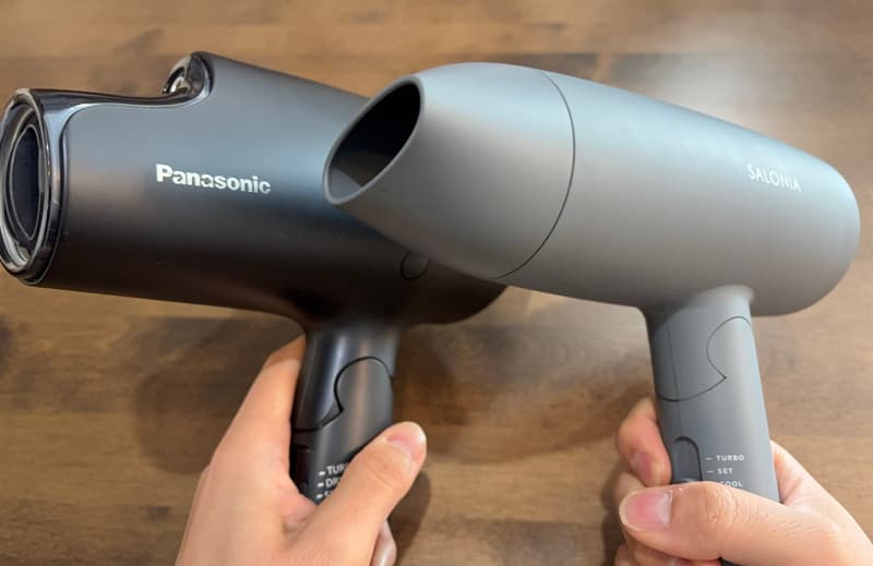 ドライヤー2種手に持つ