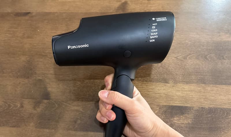 ナノケアドライヤーを手に持つ