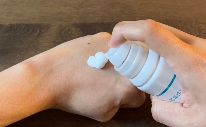 泡美容液を出すところ