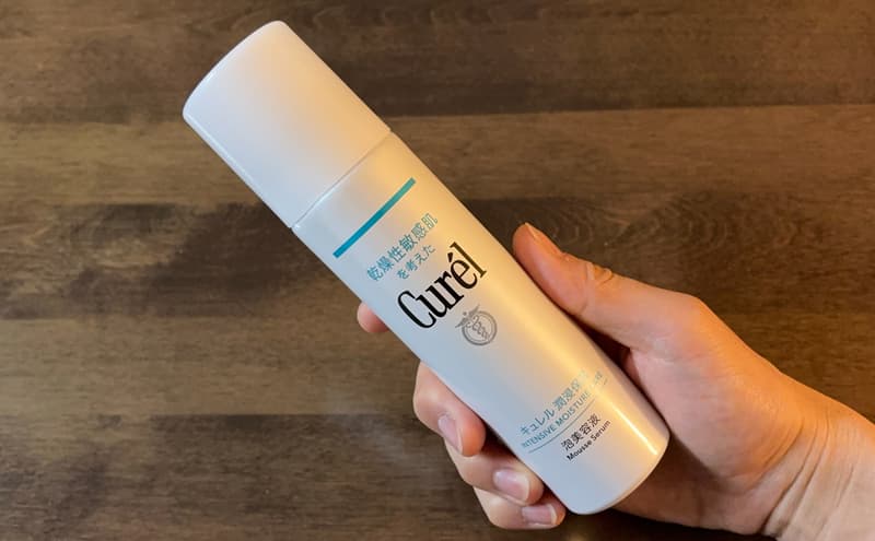 泡美容液を手に持つ