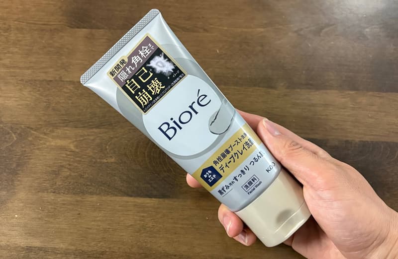 ディープクレイ洗顔手に持つ